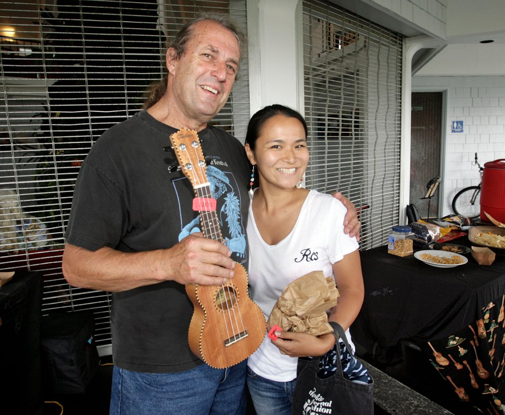 BIUG Secretary-Treasurer Bob Gleason with ukulele give-away winner Mai Sudo of Japan during the Saturday kanikapila