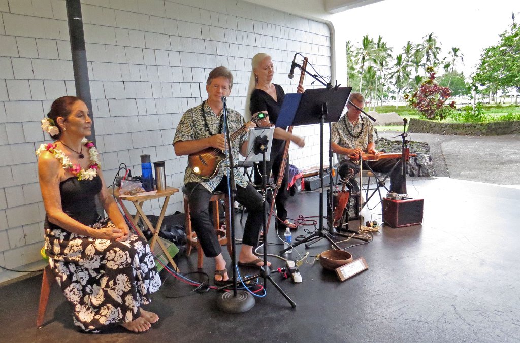 Sammi Fo (L), Alan Hale, Shirley and Bob Stoffer entertain #1